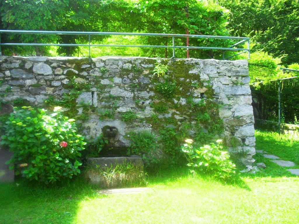 B&B Il Gatto Nero Castelveccana ภายนอก รูปภาพ