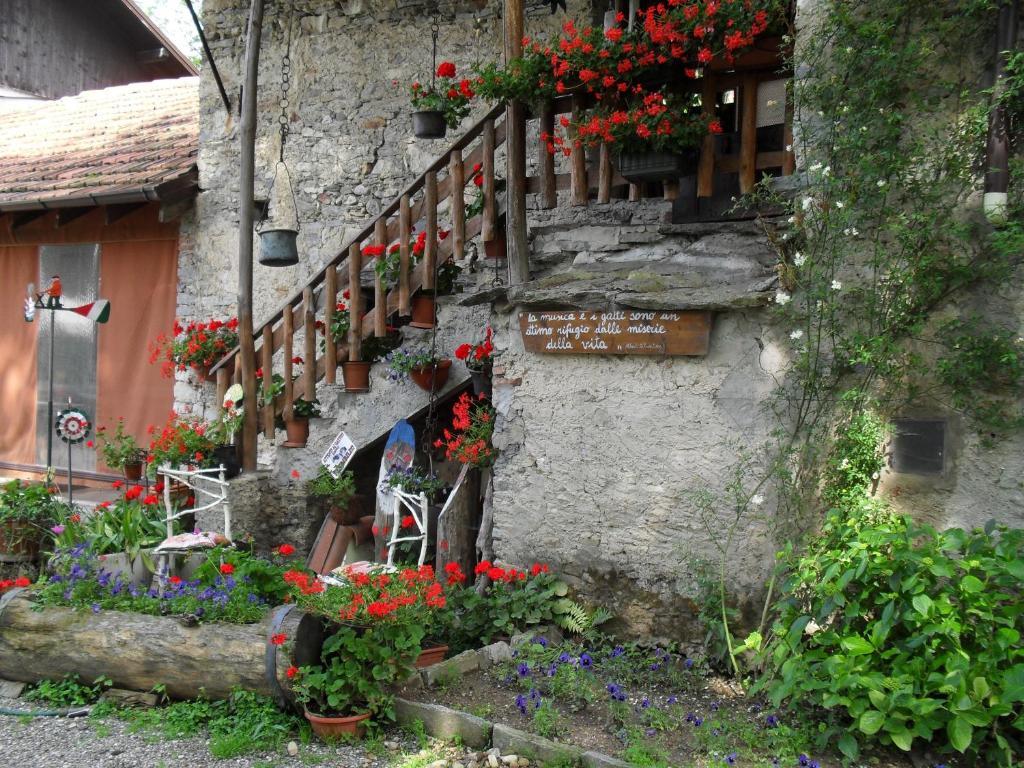 B&B Il Gatto Nero Castelveccana ภายนอก รูปภาพ