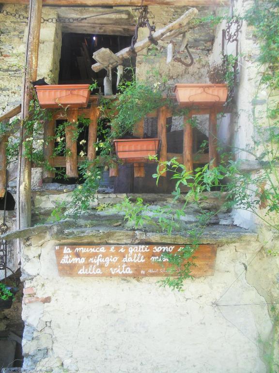 B&B Il Gatto Nero Castelveccana ภายนอก รูปภาพ