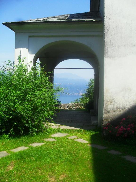 B&B Il Gatto Nero Castelveccana ภายนอก รูปภาพ