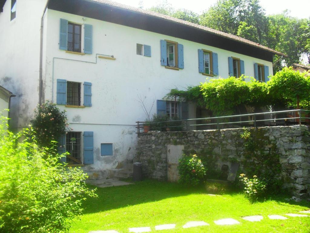 B&B Il Gatto Nero Castelveccana ภายนอก รูปภาพ